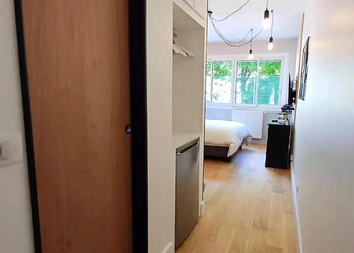 The Brut - Avenue De Champagne